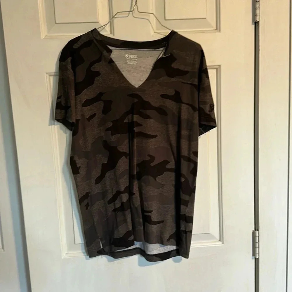 Pink camo XS Vneck tshirt